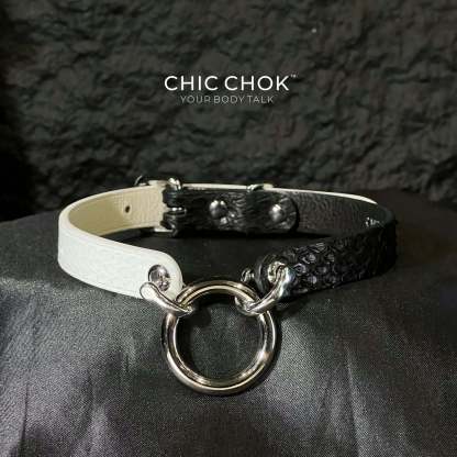 The chicchok genuine leather collar is a combination of black and white leather, a stylish and personalized combination that highlights your individuality.