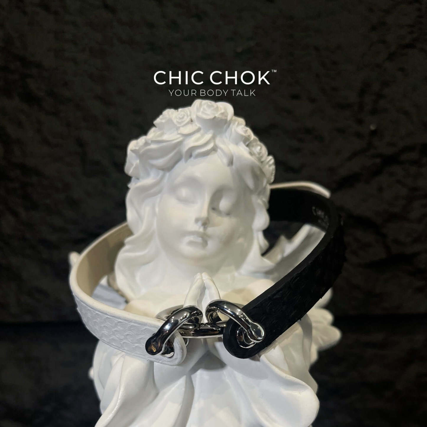 The chicchok genuine leather collar is a combination of black and white leather, a stylish and personalized combination that highlights your individuality.