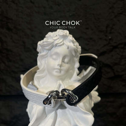 The chicchok genuine leather collar is a combination of black and white leather, a stylish and personalized combination that highlights your individuality.