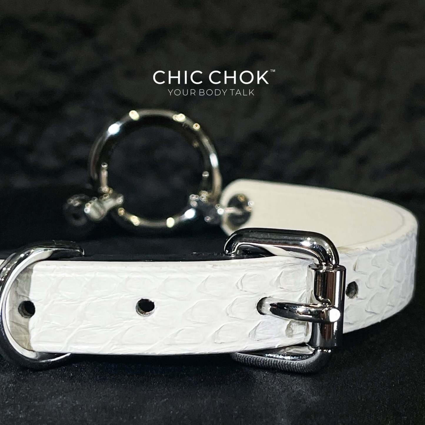 The chicchok genuine leather collar is a combination of black and white leather, a stylish and personalized combination that highlights your individuality.