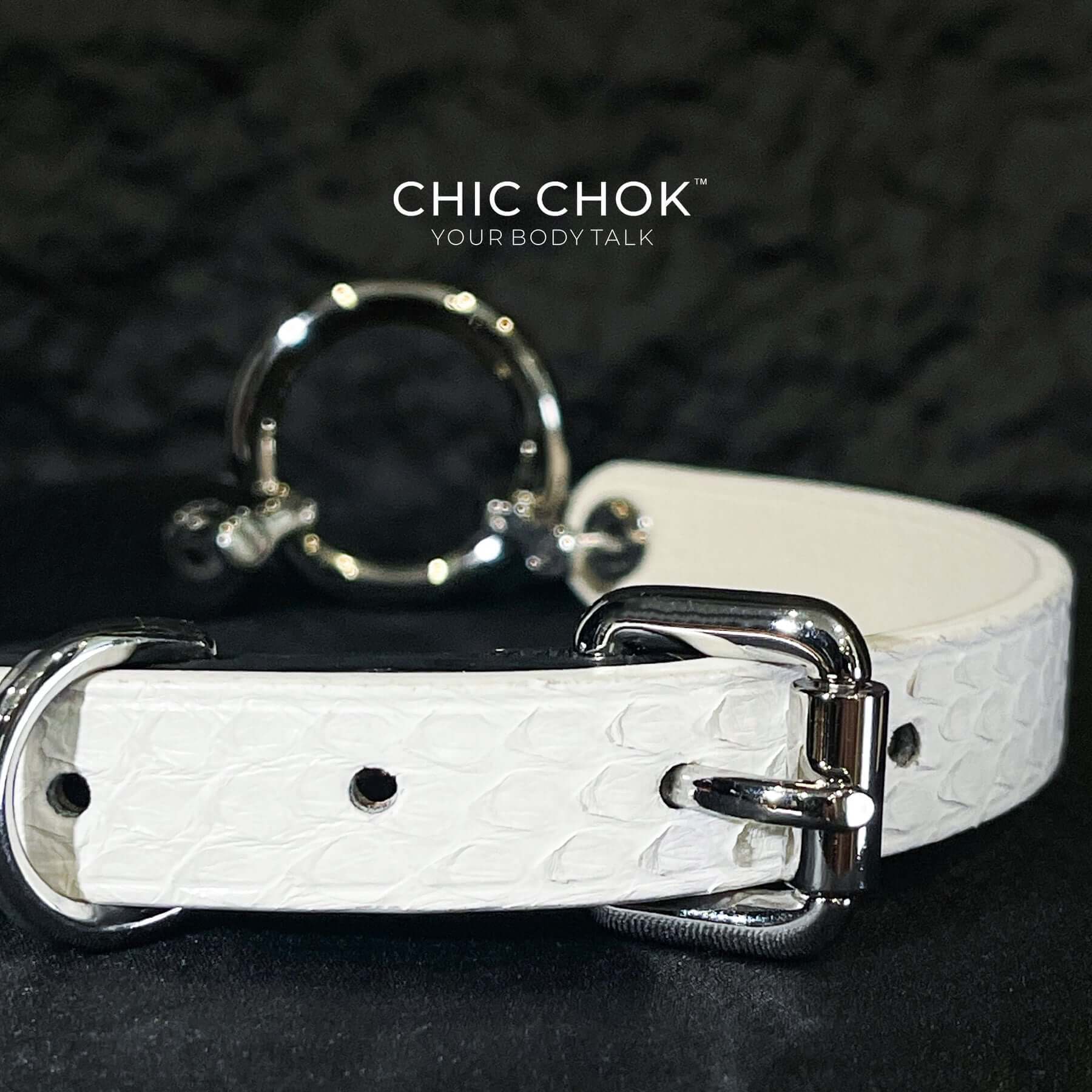 The chicchok genuine leather collar is a combination of black and white leather, a stylish and personalized combination that highlights your individuality.