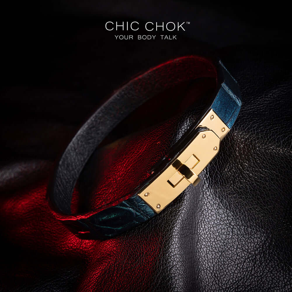 Deep green color, purple shimmering, large scale of the alligator hide, elegant gold locking buckle design, which can have a lock to lock up the collar. Lamb hide inside, friendly touching skin.