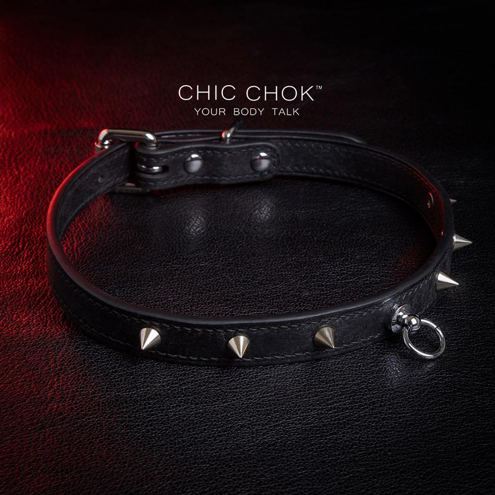 The black leather collar, decorated with silver spikes and small rings, highlights the punk style and is suitable for personalized daily wear and unique styling needs.