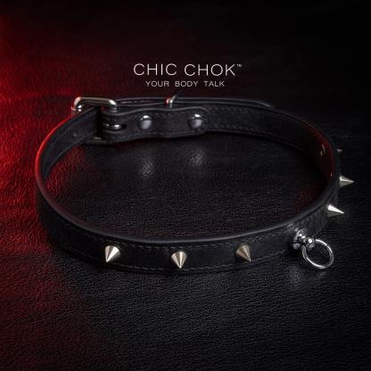 The black leather collar, decorated with silver spikes and small rings, highlights the punk style and is suitable for personalized daily wear and unique styling needs.