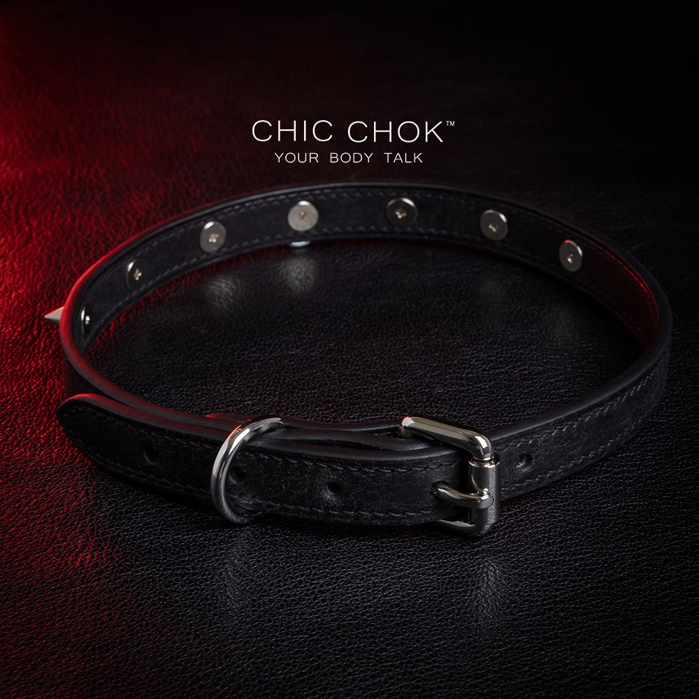 The black leather collar, decorated with silver spikes and small rings, highlights the punk style and is suitable for personalized daily wear and unique styling needs.