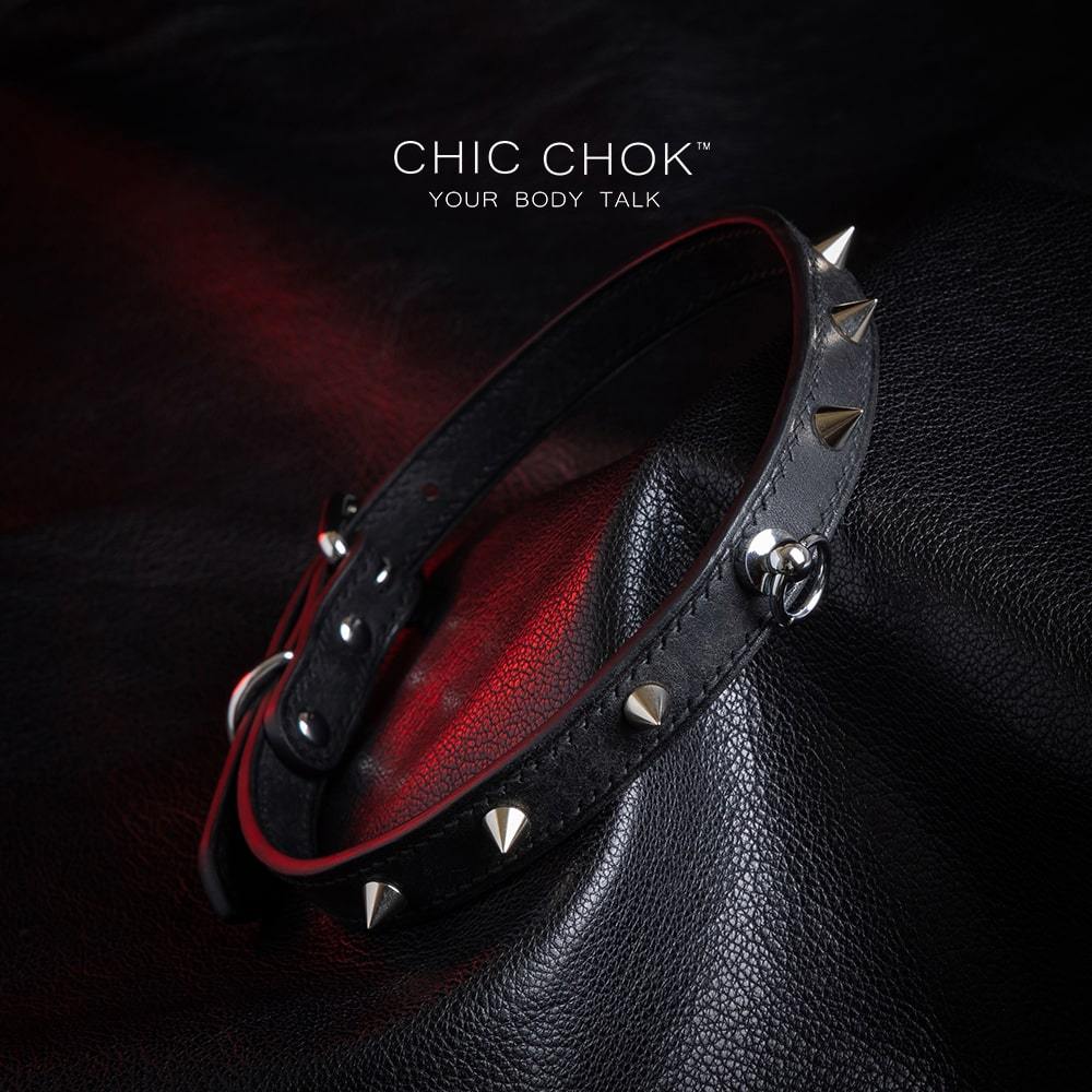 The black leather collar, decorated with silver spikes and small rings, highlights the punk style and is suitable for personalized daily wear and unique styling needs.
