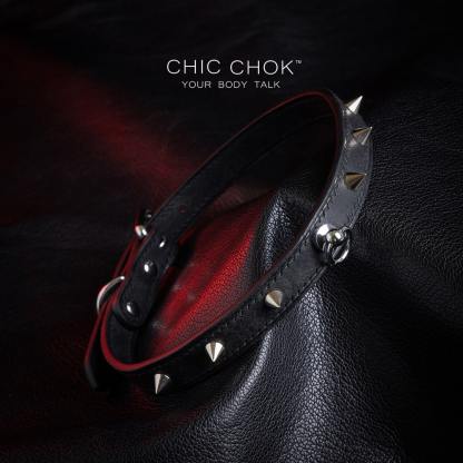 The black leather collar, decorated with silver spikes and small rings, highlights the punk style and is suitable for personalized daily wear and unique styling needs.