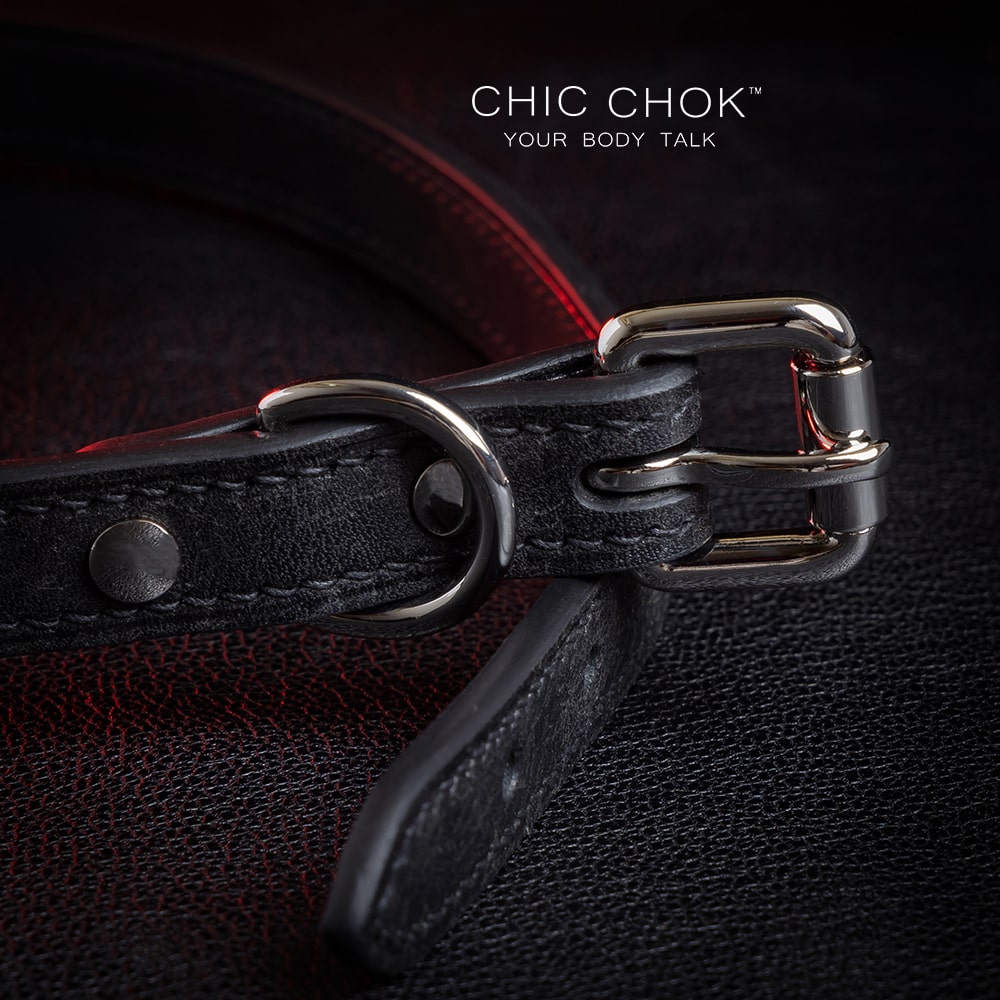 The black leather collar, decorated with silver spikes and small rings, highlights the punk style and is suitable for personalized daily wear and unique styling needs.