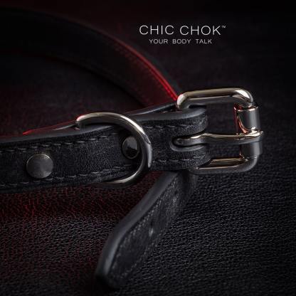 The black leather collar, decorated with silver spikes and small rings, highlights the punk style and is suitable for personalized daily wear and unique styling needs.