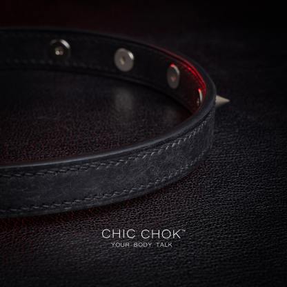 The black leather collar, decorated with silver spikes and small rings, highlights the punk style and is suitable for personalized daily wear and unique styling needs.
