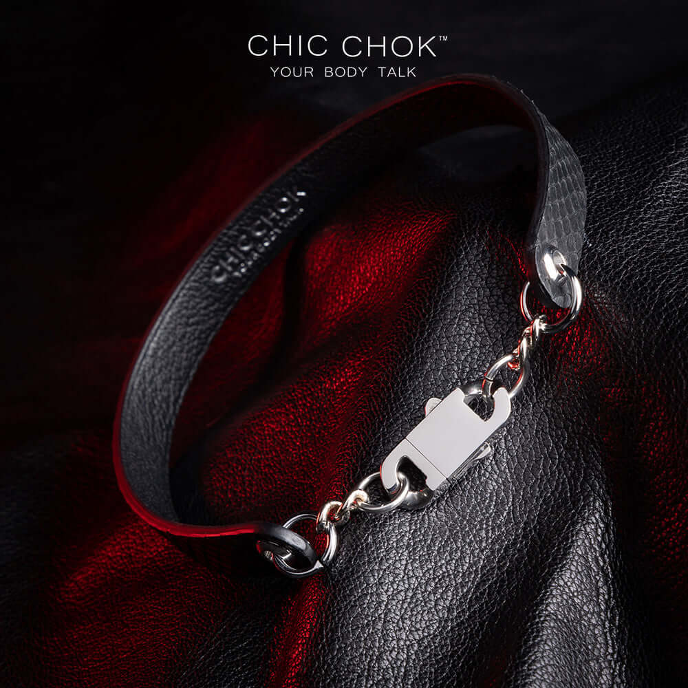 The chicchok black leather collar jewelry has a snakeskin texture on the surface, paired with silver chain and buckle details, showing a combination of elegance and personality.