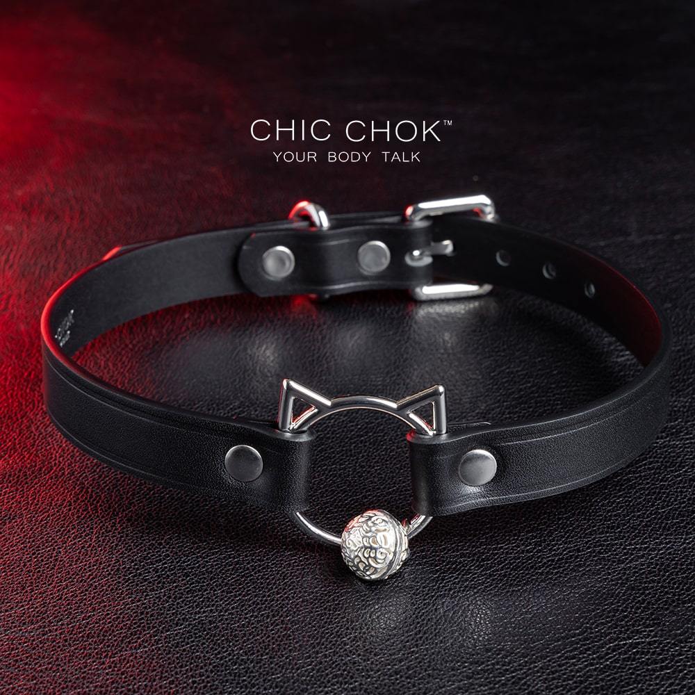 The Pleased Kitten( Black ) Collar chicchok collar with the leash buckle in front of the choker, to have better experience between couples.