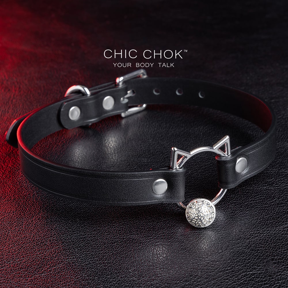 The Pleased Kitten( Black ) Collar chicchok collar with the leash buckle in front of the choker, to have better experience between couples.