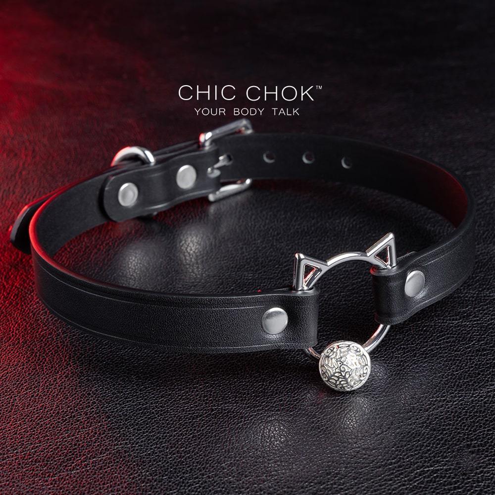 The Pleased Kitten( Black ) Collar chicchok collar with the leash buckle in front of the choker, to have better experience between couples.