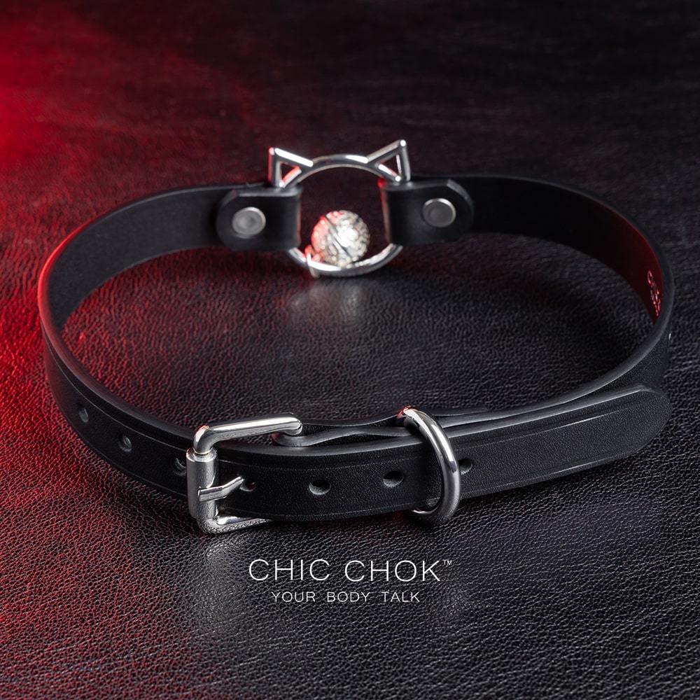 The Pleased Kitten( Black ) Collar chicchok collar with the leash buckle in front of the choker, to have better experience between couples.