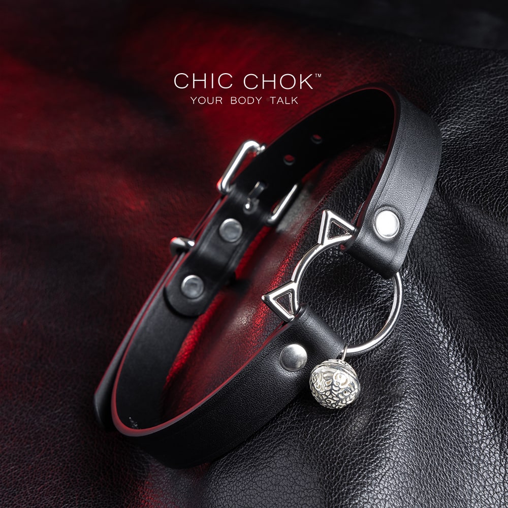 The Pleased Kitten( Black ) Collar chicchok collar with the leash buckle in front of the choker, to have better experience between couples.