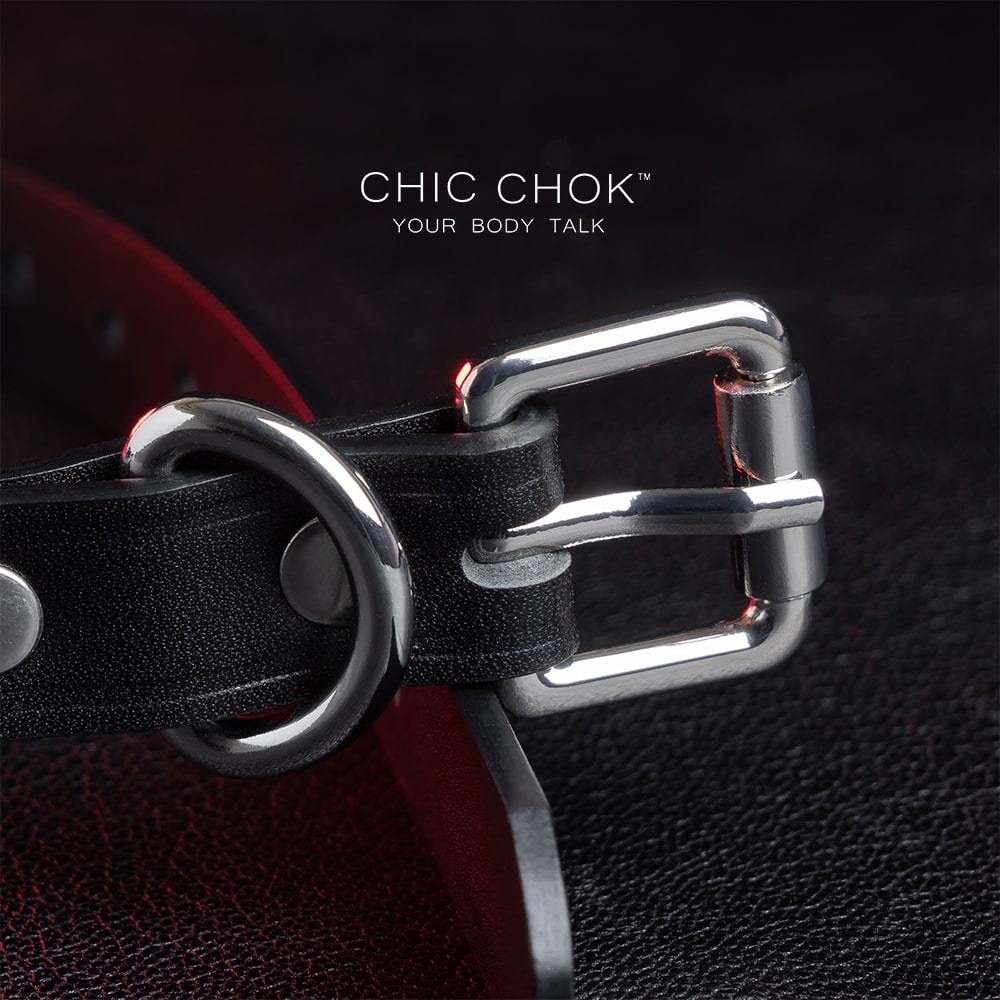 The Pleased Kitten( Black ) Collar chicchok collar with the leash buckle in front of the choker, to have better experience between couples.