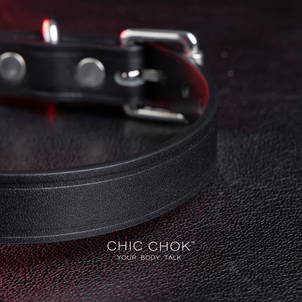 The Pleased Kitten( Black ) Collar chicchok collar with the leash buckle in front of the choker, to have better experience between couples.