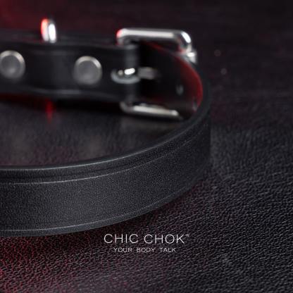 The Pleased Kitten( Black ) Collar chicchok collar with the leash buckle in front of the choker, to have better experience between couples.