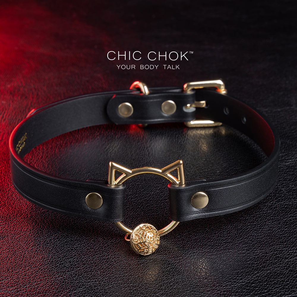 The Pleased Kitten( Black ) Collar chicchok collar with the leash buckle in front of the choker, to have better experience between couples.