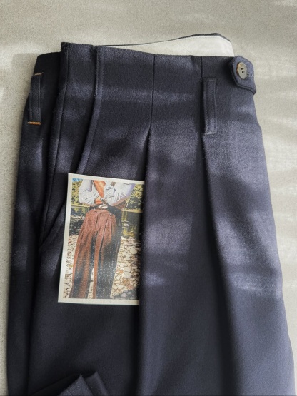 THE TAILORED PLEATED TROUSERS