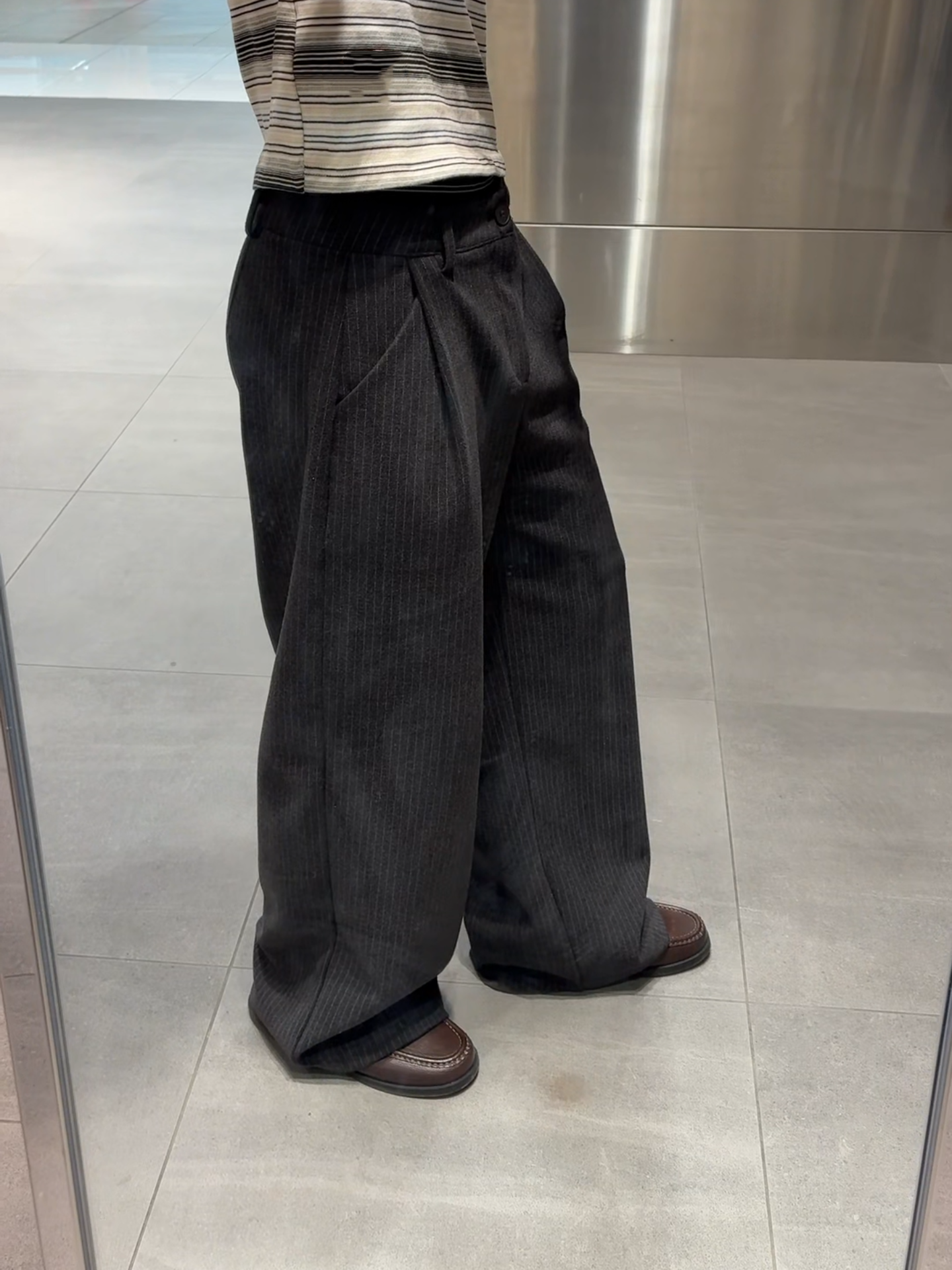 STRIPED PLEATED PANTS