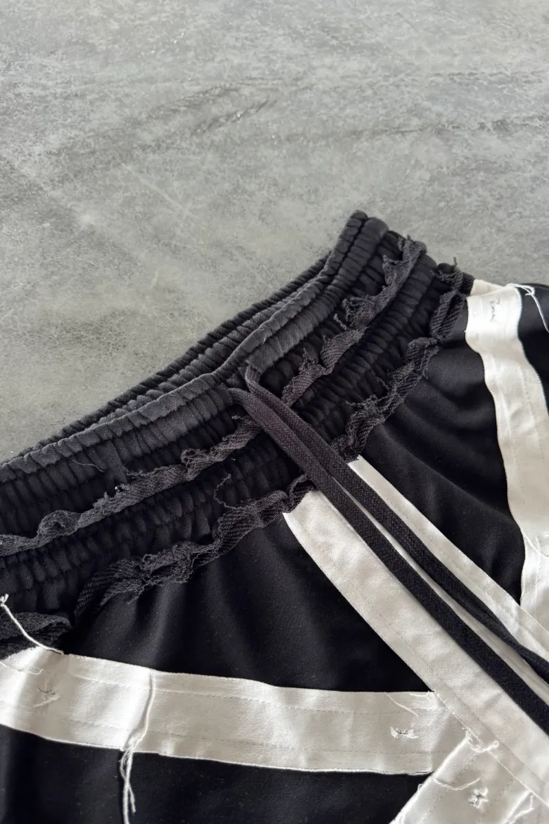Double-waistband shorts with British-style elements
