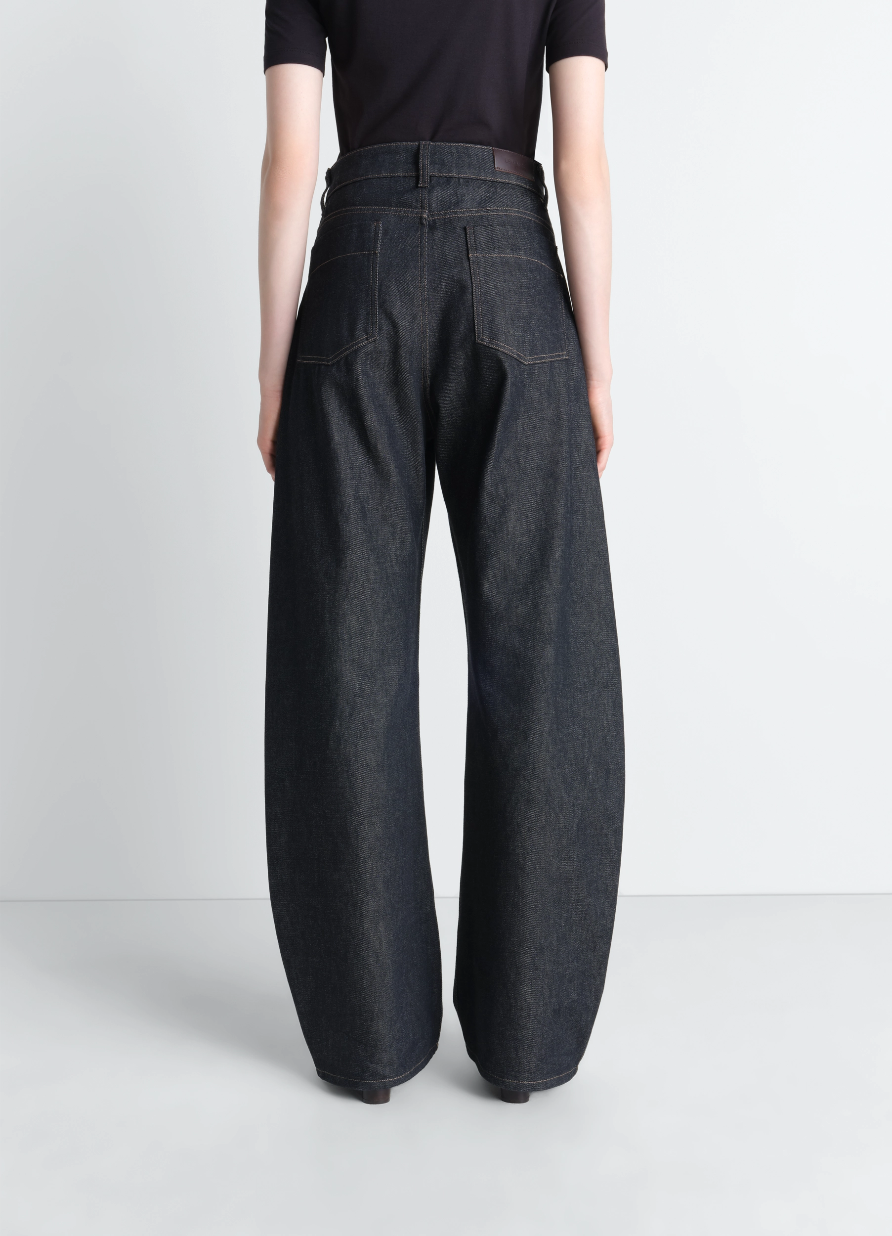 HIGH WAISTED CURVED PANTS IN DENIM