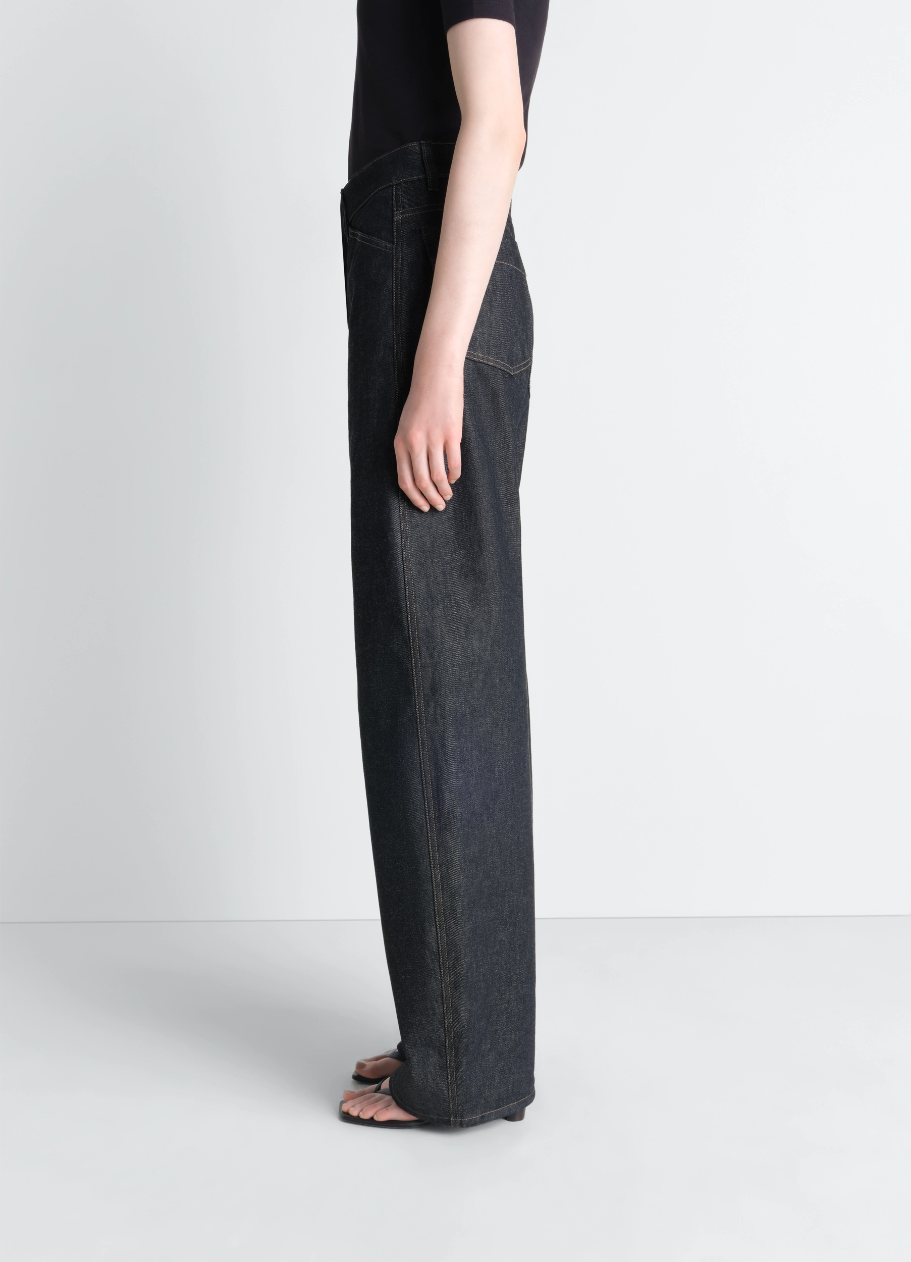 HIGH WAISTED CURVED PANTS IN DENIM