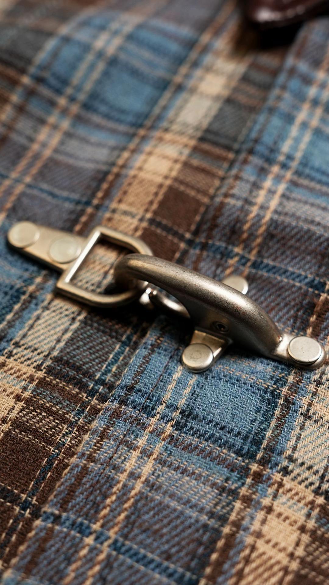 Check-pattern clasp jacket