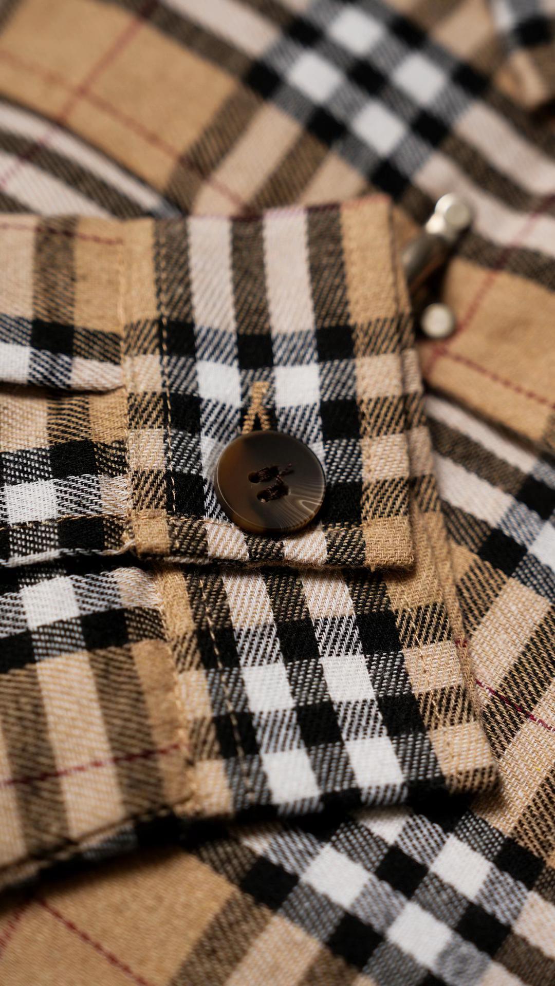 Check-pattern clasp jacket