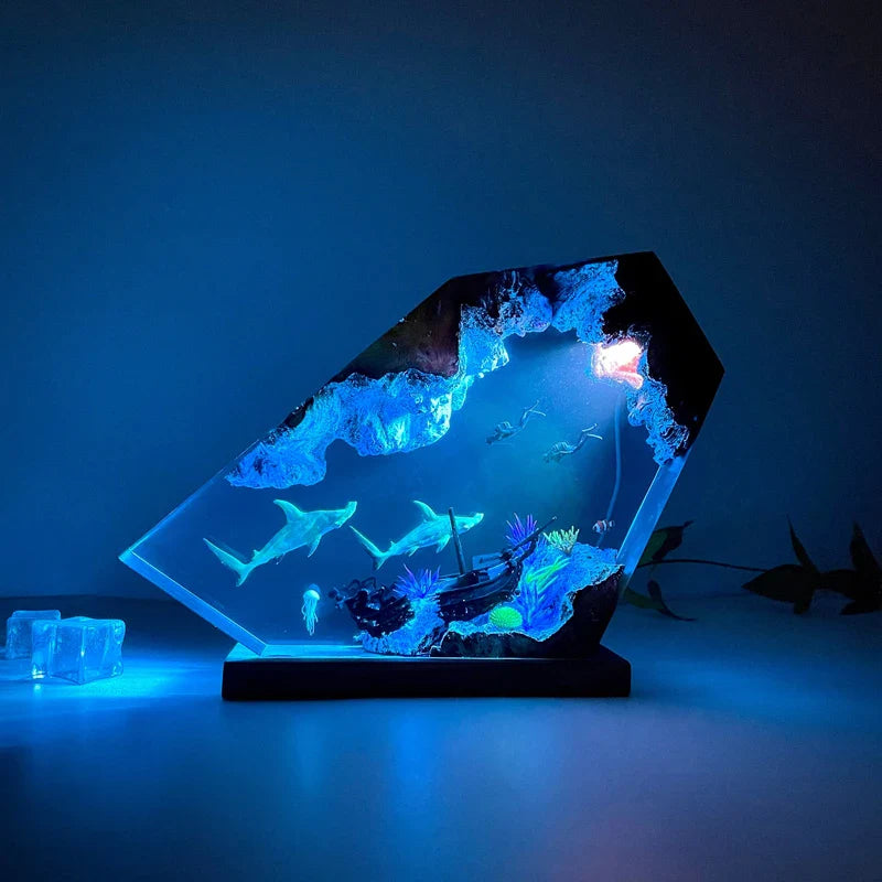 Lámpara de mesa de resina con forma de náufrago y tiburones