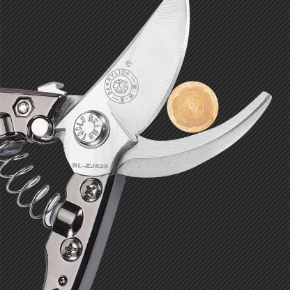 Ergonomische Astschere für trockene und harte Zweige 