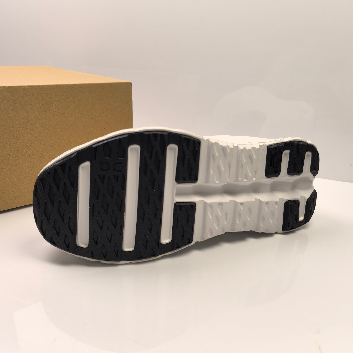 L Style running shoes