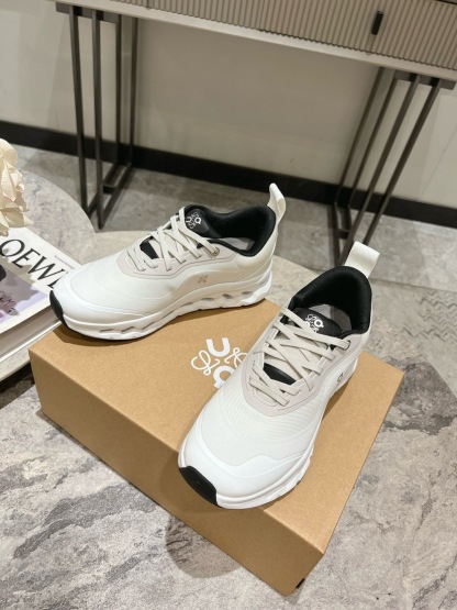 L Style running shoes