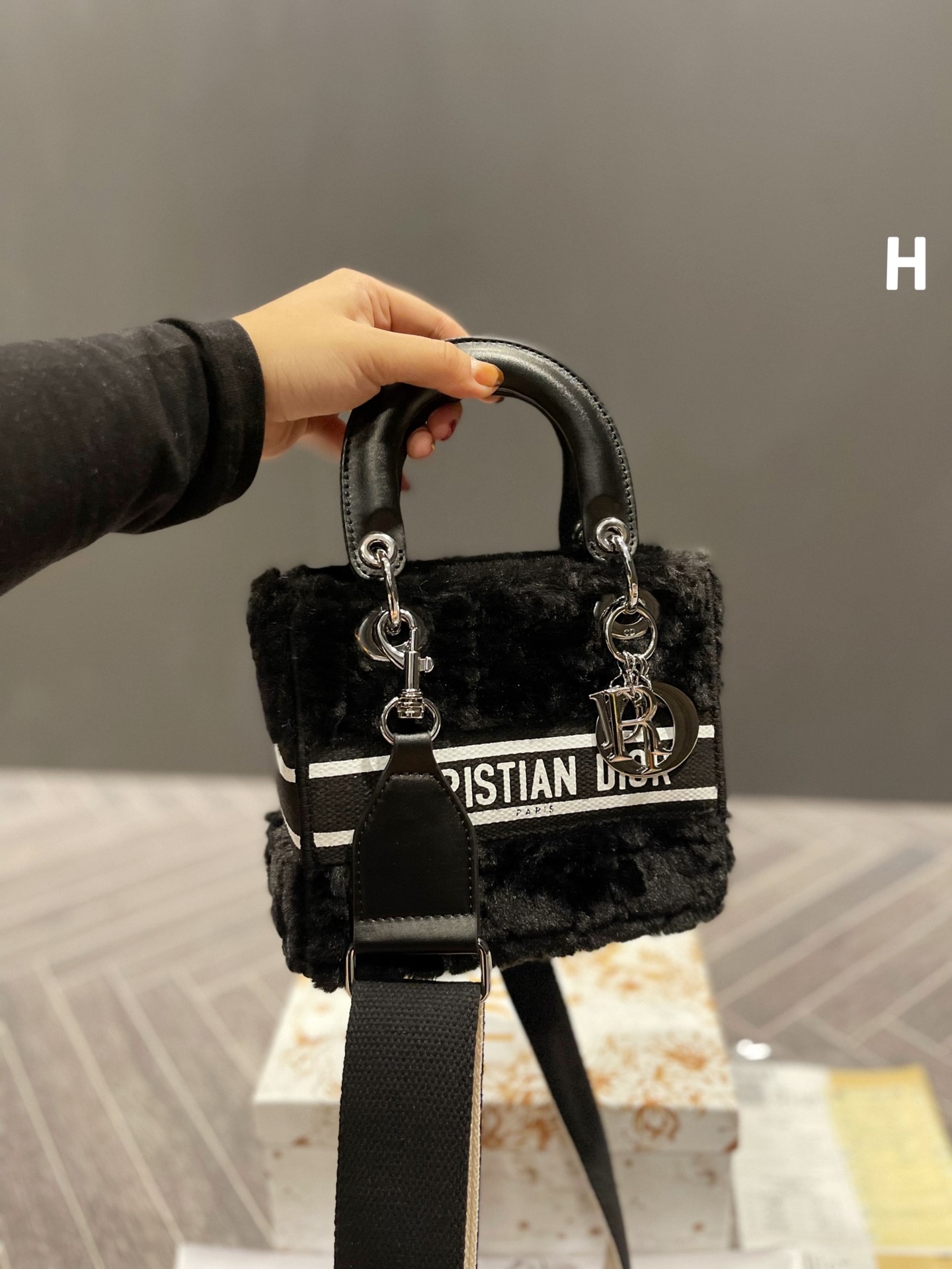 D style Diana Plush handbag-Luxeon