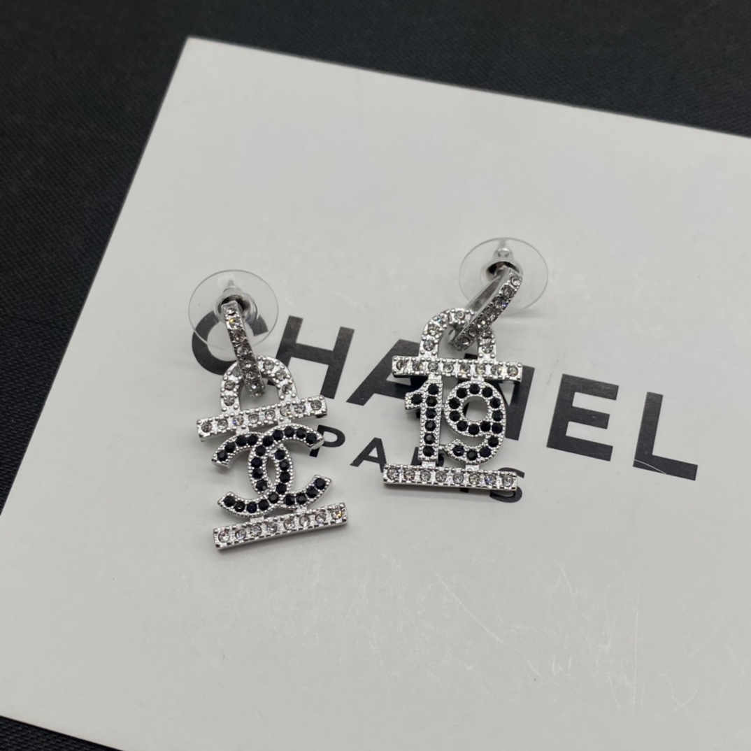 C style Number 19 Stud Earrings-Luxeon