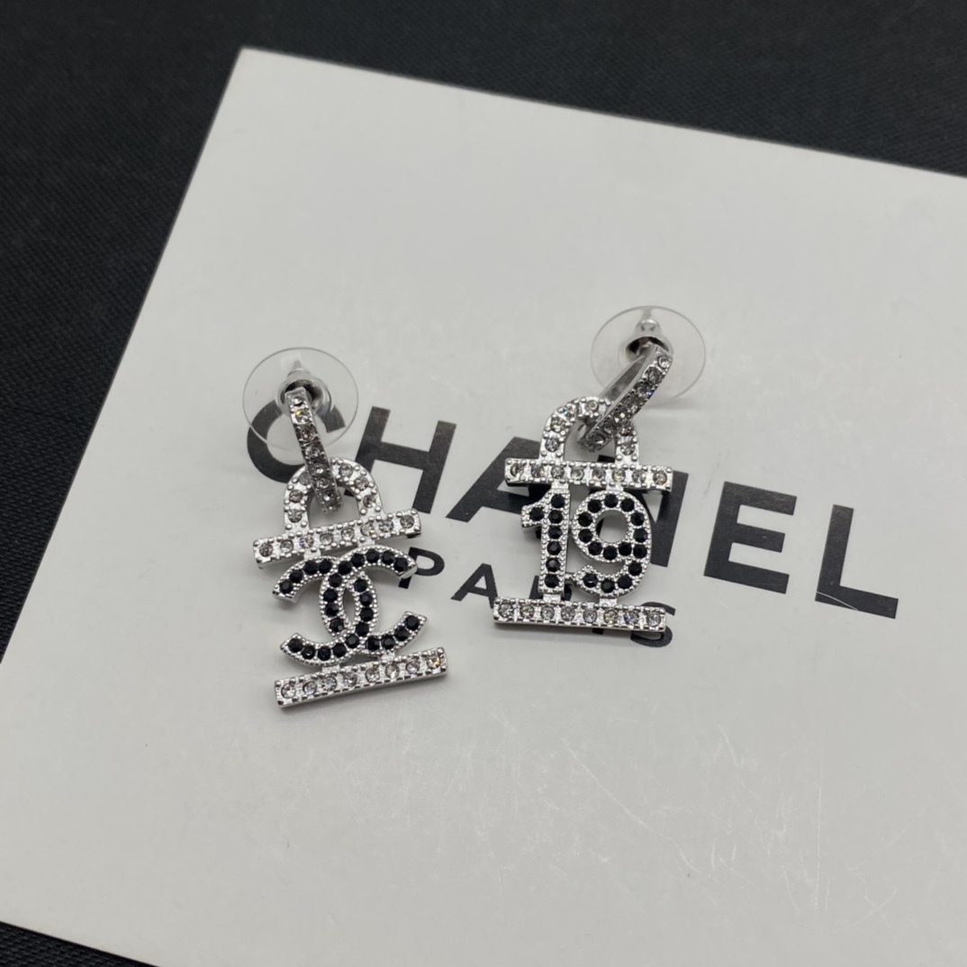 C style Number 19 Stud Earrings-Luxeon