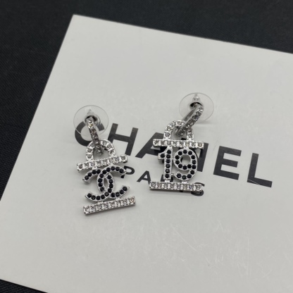 C style Number 19 Stud Earrings-Luxeon