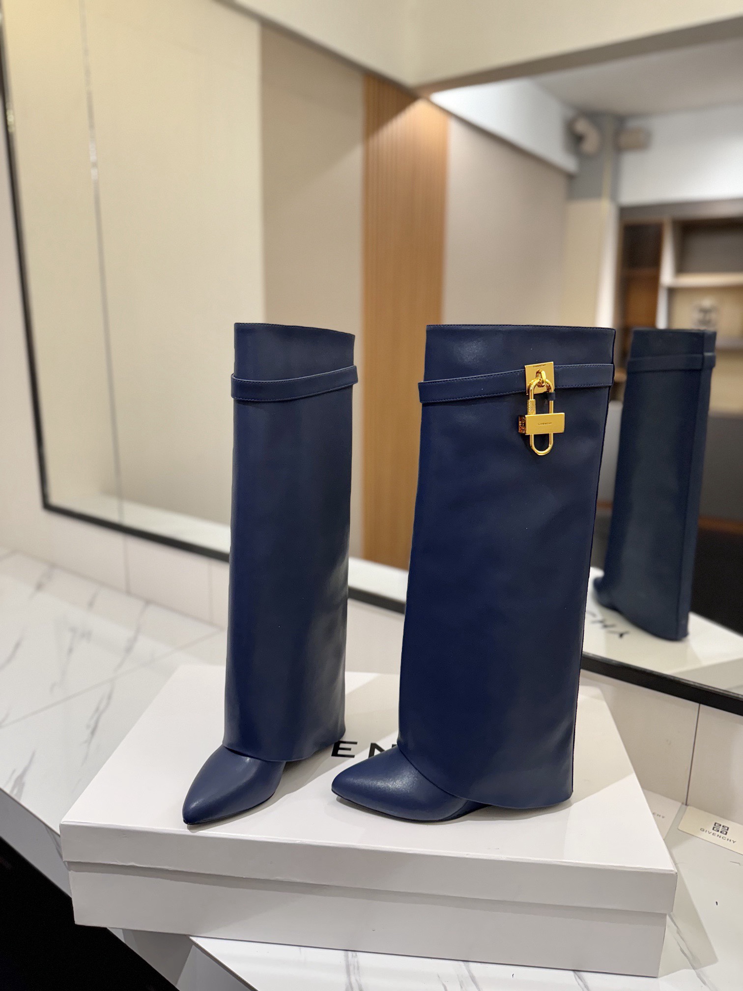 High-heeled buckle boots
