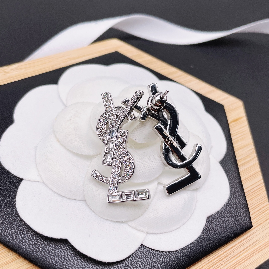 New Fashion Saint Laurent Stud Earrings-Luxeon