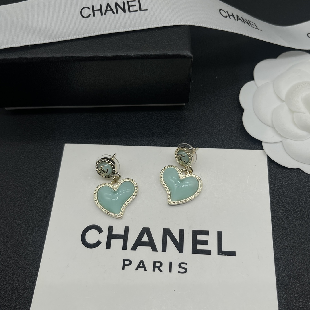 C style heart-shaped stud earrings-Luxeon