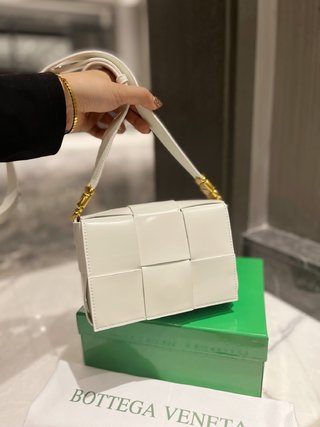 BV Bottega Veneta Cassette Handbags-Luxeon