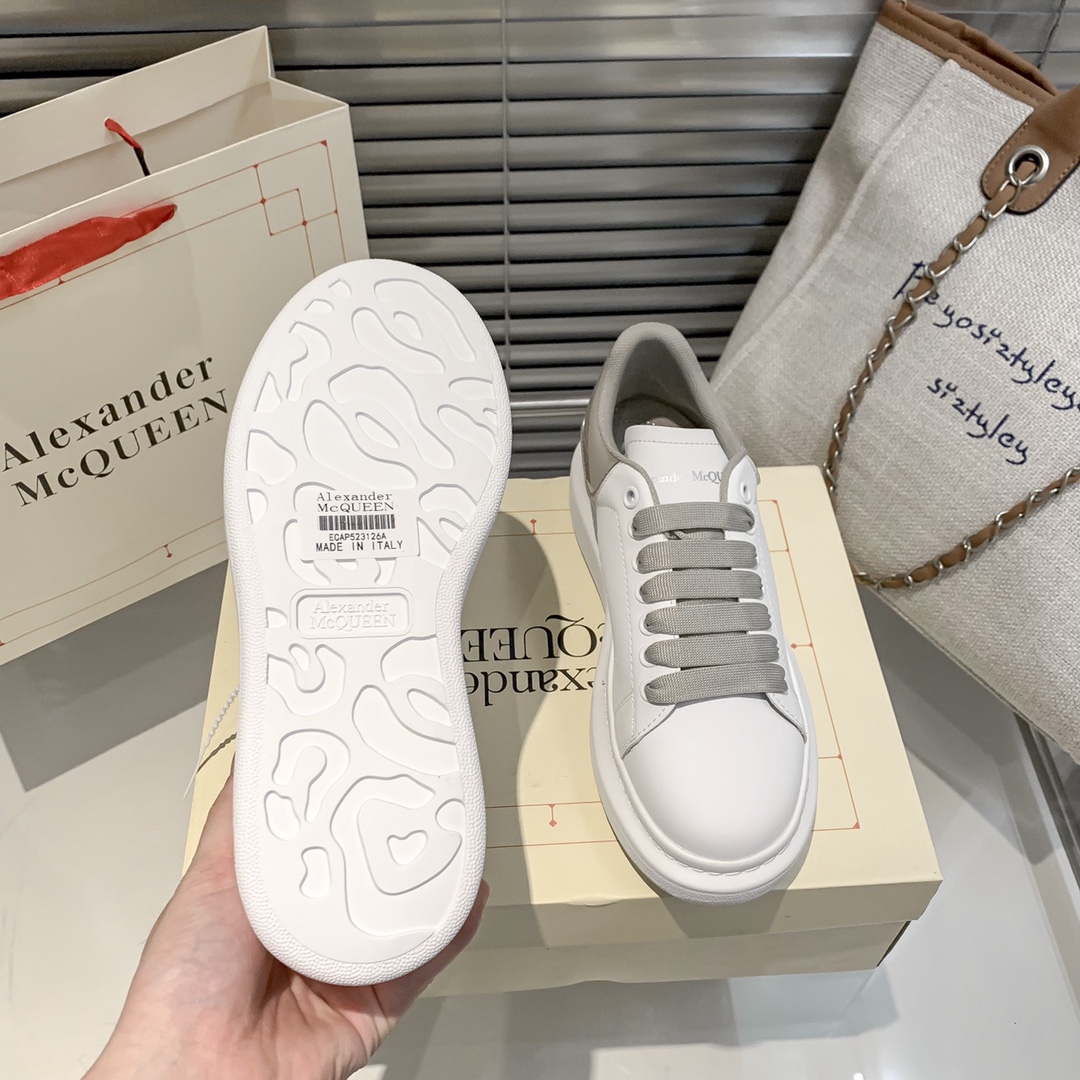 A Style couple white shoes