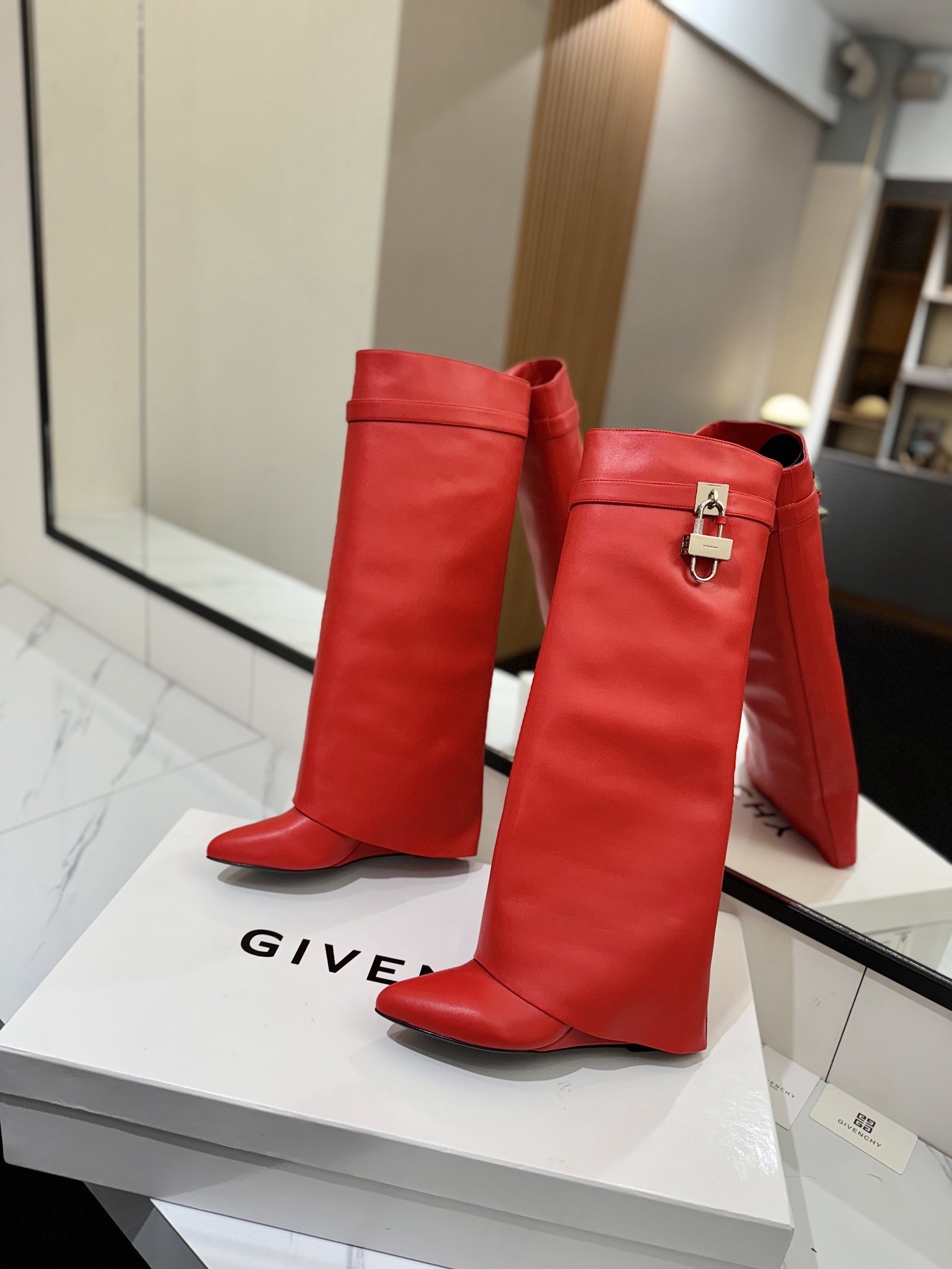 High-heeled buckle boots