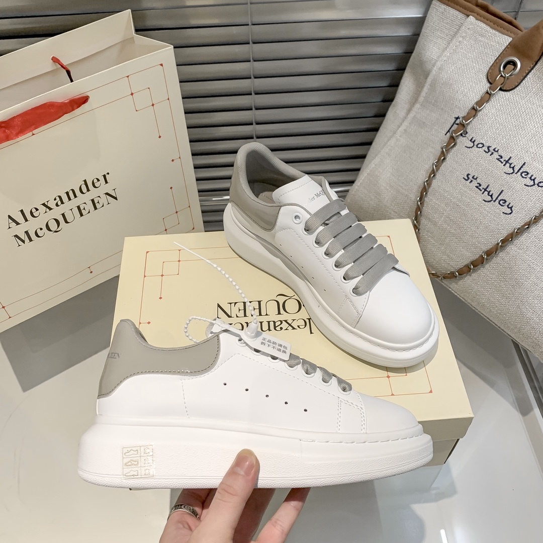 A Style couple white shoes