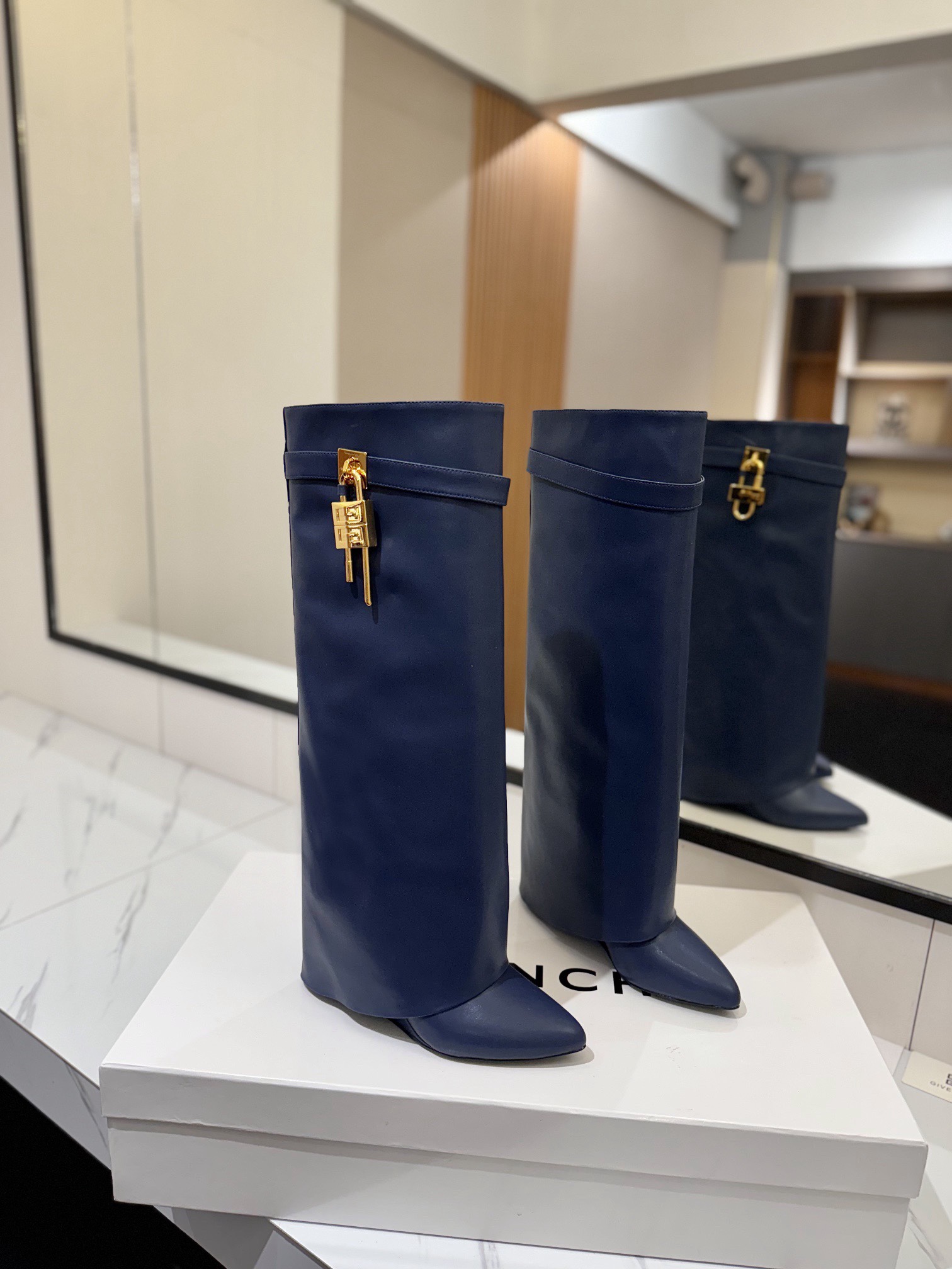 High-heeled buckle boots