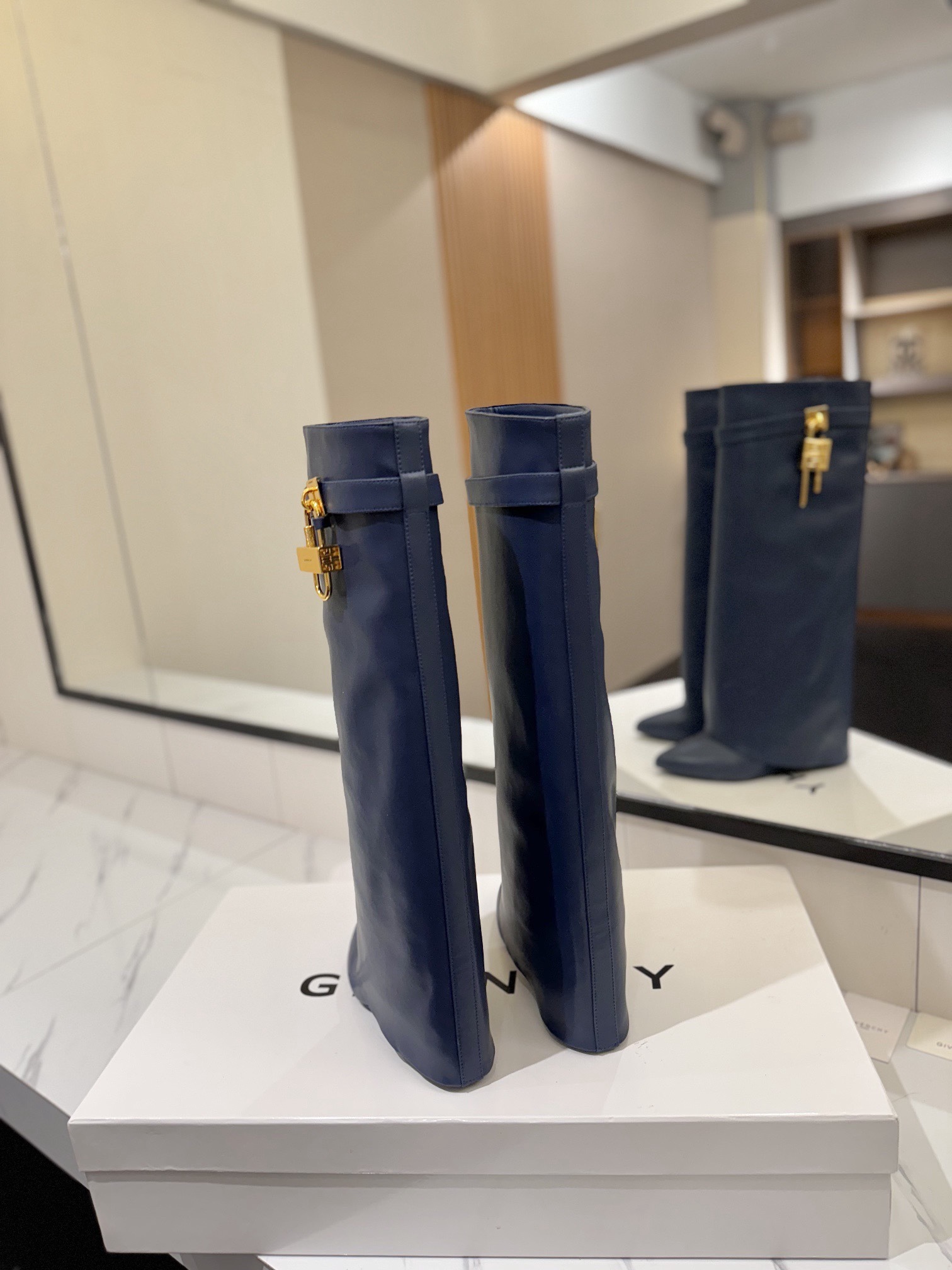 High-heeled buckle boots