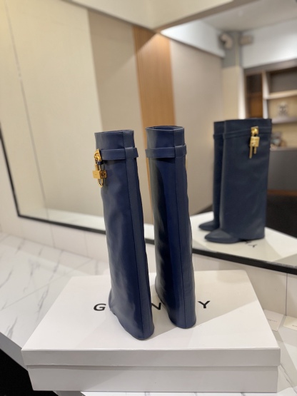 High-heeled buckle boots