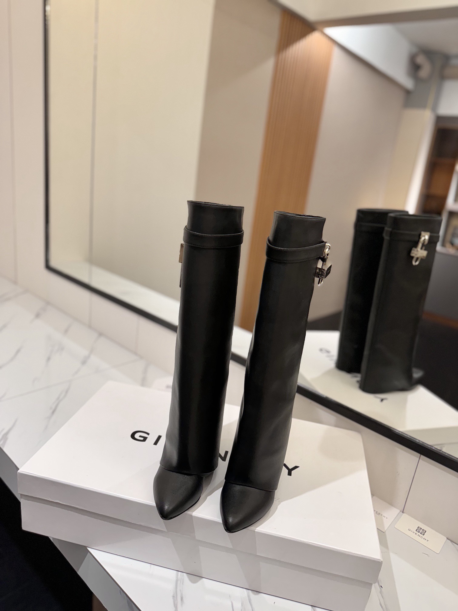 High-heeled buckle boots
